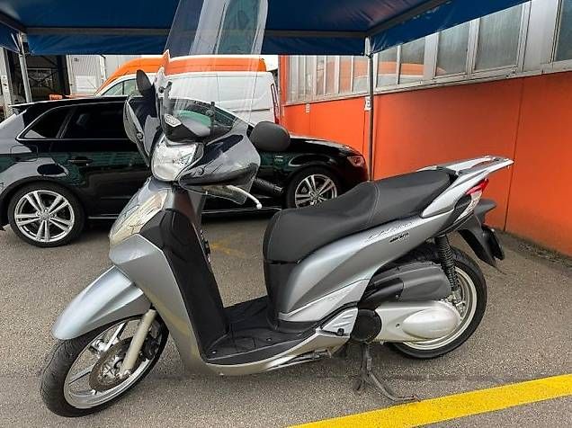Honda Scooters: Honda SH 300i Roller 2 Plätzer – D'occasion à Urdorf par inf_d76x