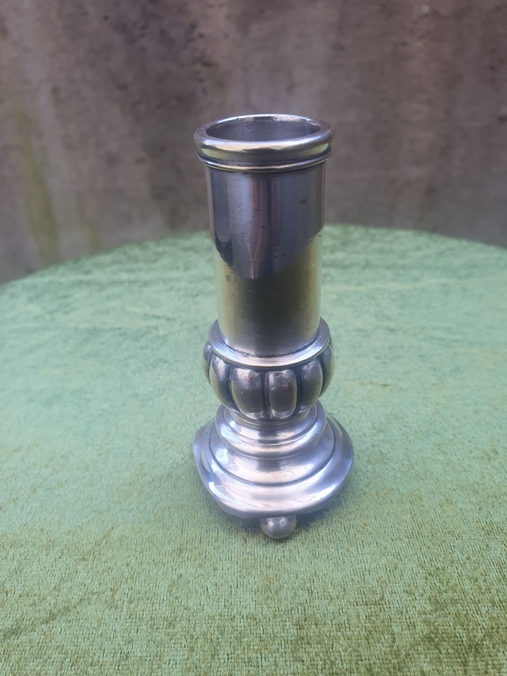 Portacandele: Edler, antiker Kerzenständer aus Metall mit Monogramm – Usato da Reinach venduto da 3Guggerli 1
