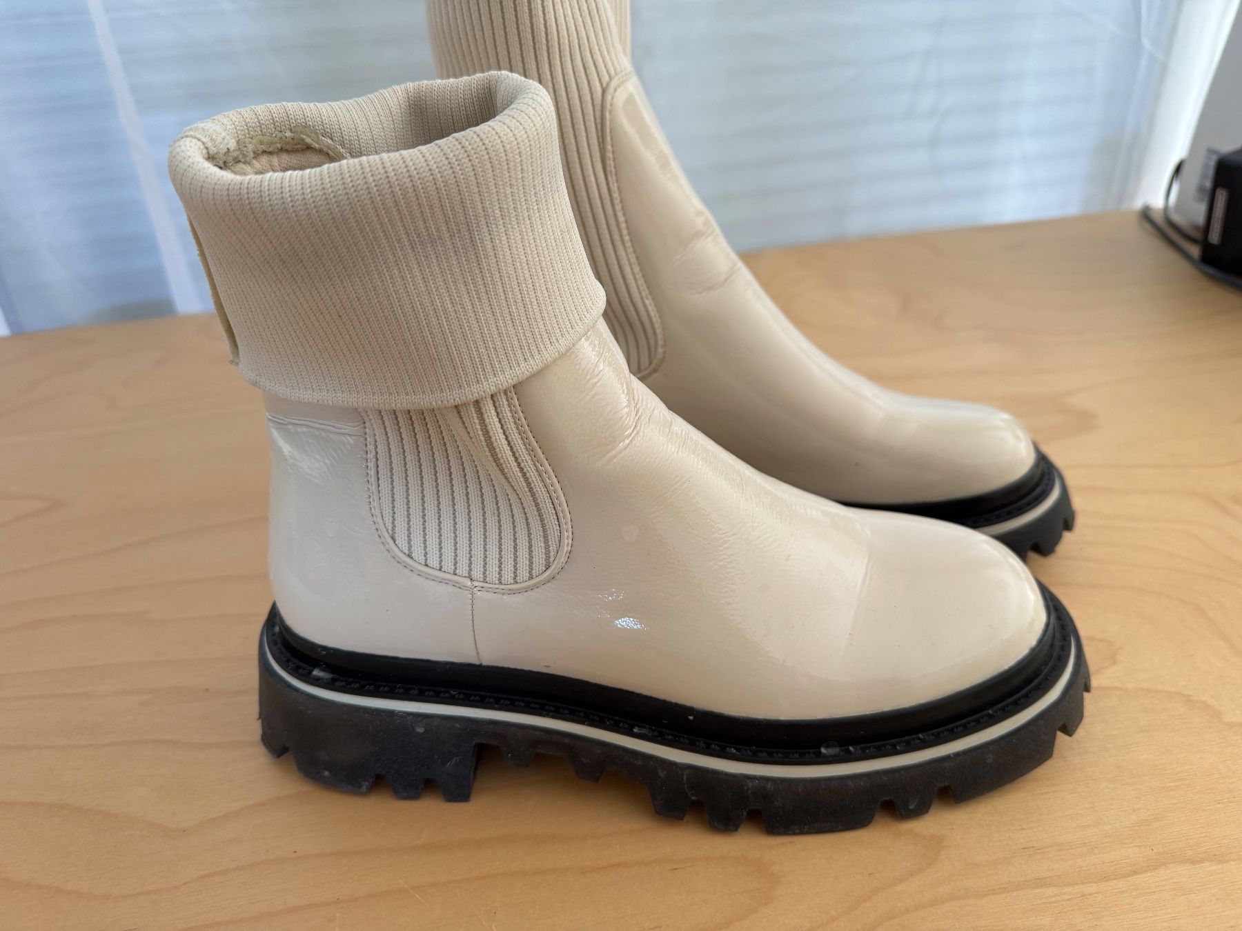 Scarpe da donna: Stiefelette, hellbeige, Grösse 40, Lackoptik – Usato da Rorschacherberg venduto da beeechen 1