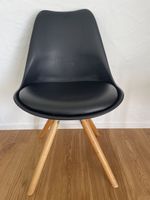 Sechs schwarze Stühle mit Holzfüssen