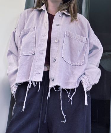 Fliederfarbene Jeansjacke Grösse S/M