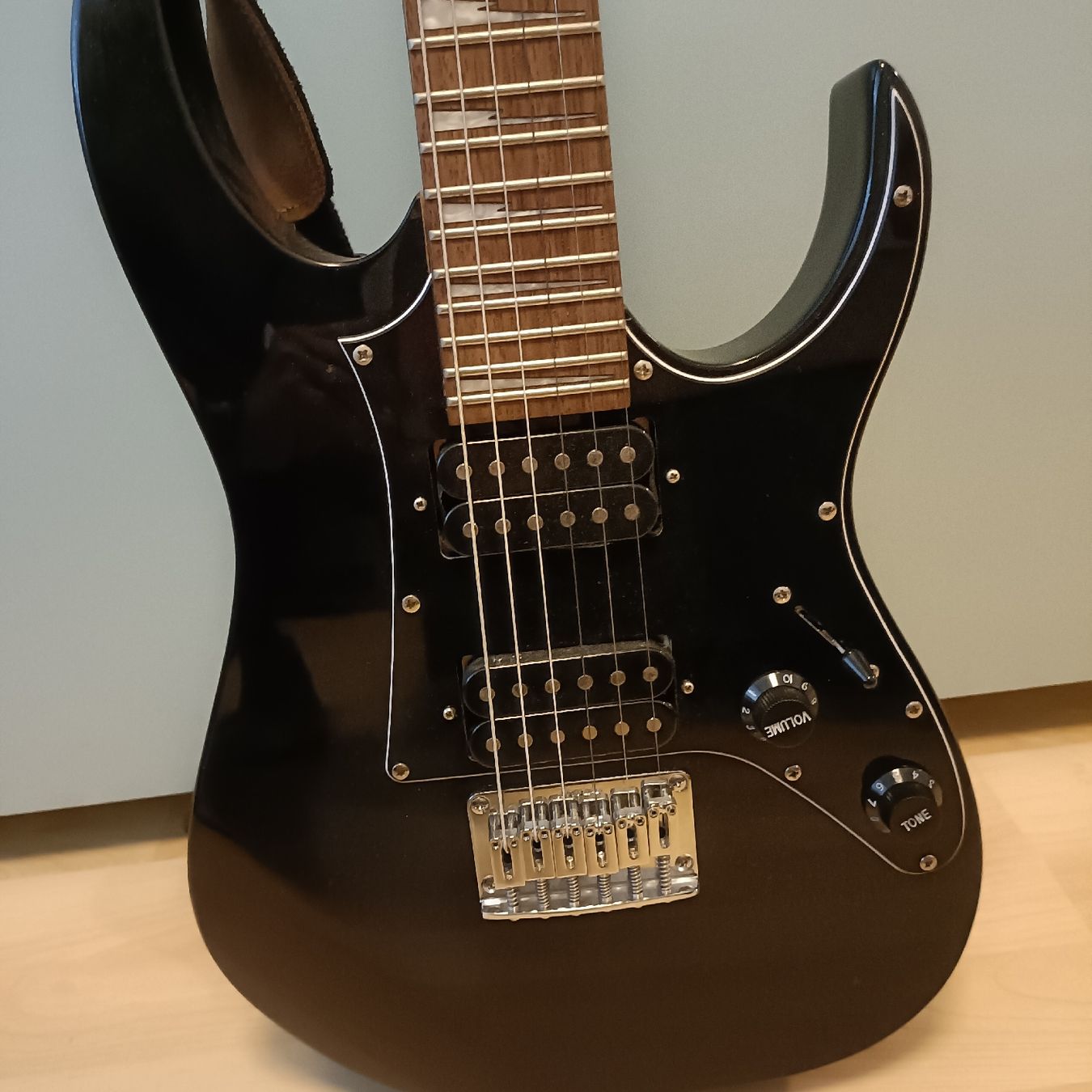 Musikinstrumente: Schwarze E-Gitarre Ibanez Gio – Neu (gemäss Beschreibung) aus Rotkreuz von mar_wn5h 4