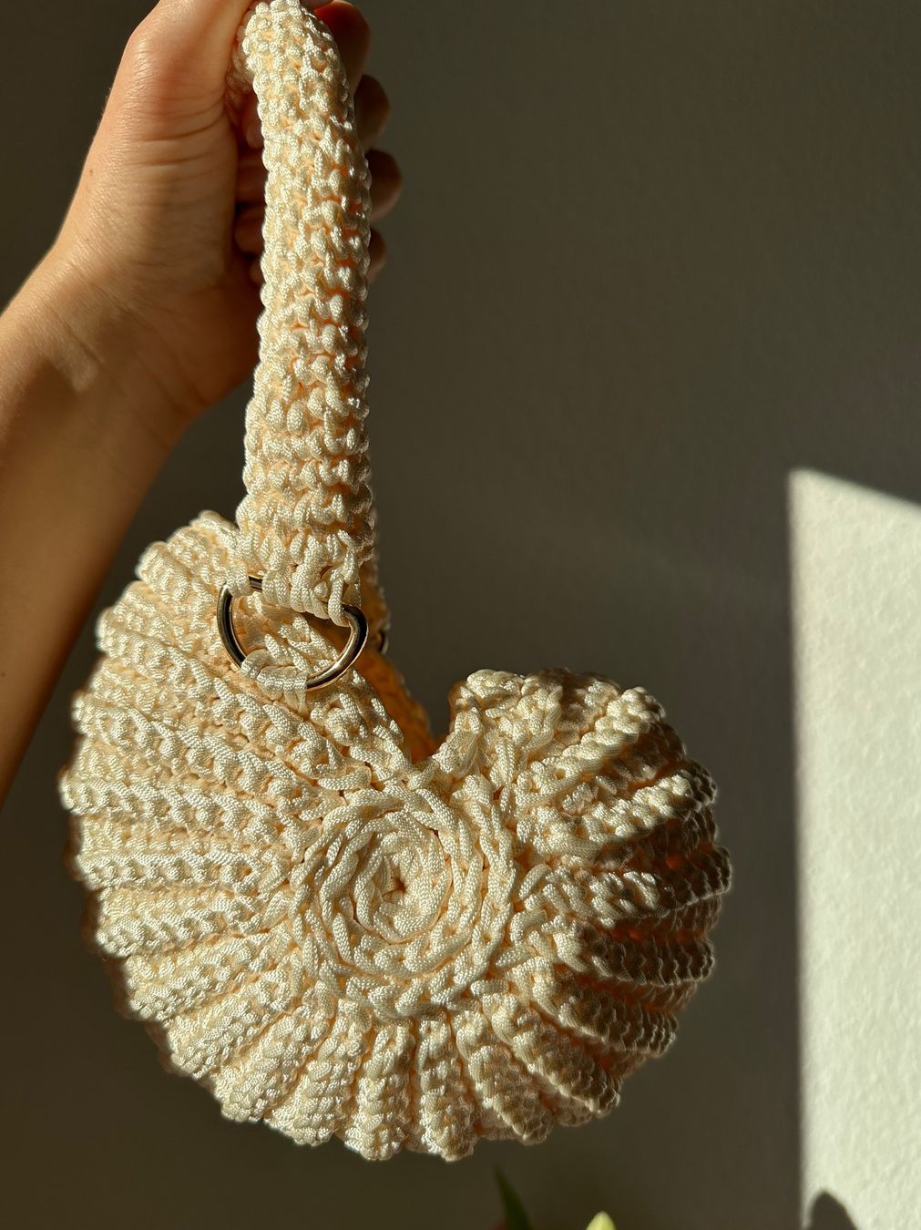 Borse da donna: Handgemachte gehäkelte Muscheltasche – Nuovo e nell'imballaggio originale da Urdorf venduto da fairfashion 2