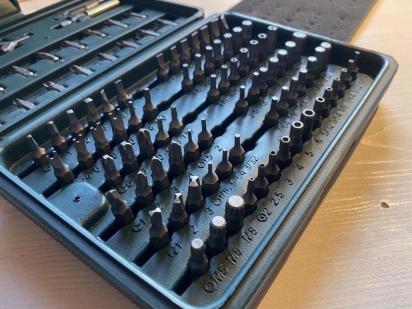 Alle Werkzeuge: 100-tlg. Bit Set MM – Neu (gemäss Beschreibung) aus Heerbrugg von ProBau-Liq 2