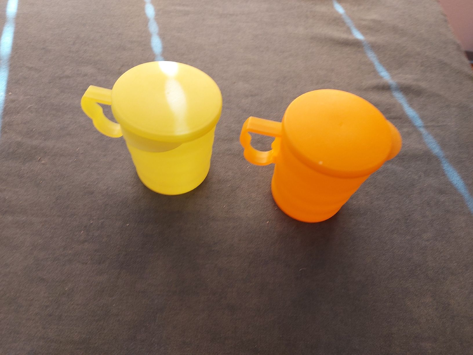 Tupperware Tazze: 2x Tasses Tuppperware avec couvercle – Usato da VUADENS venduto da momy 1