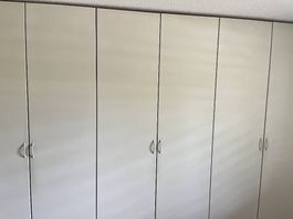 Kleiderschrank weiss 6-tuerig mit Schubladen guter Zustand