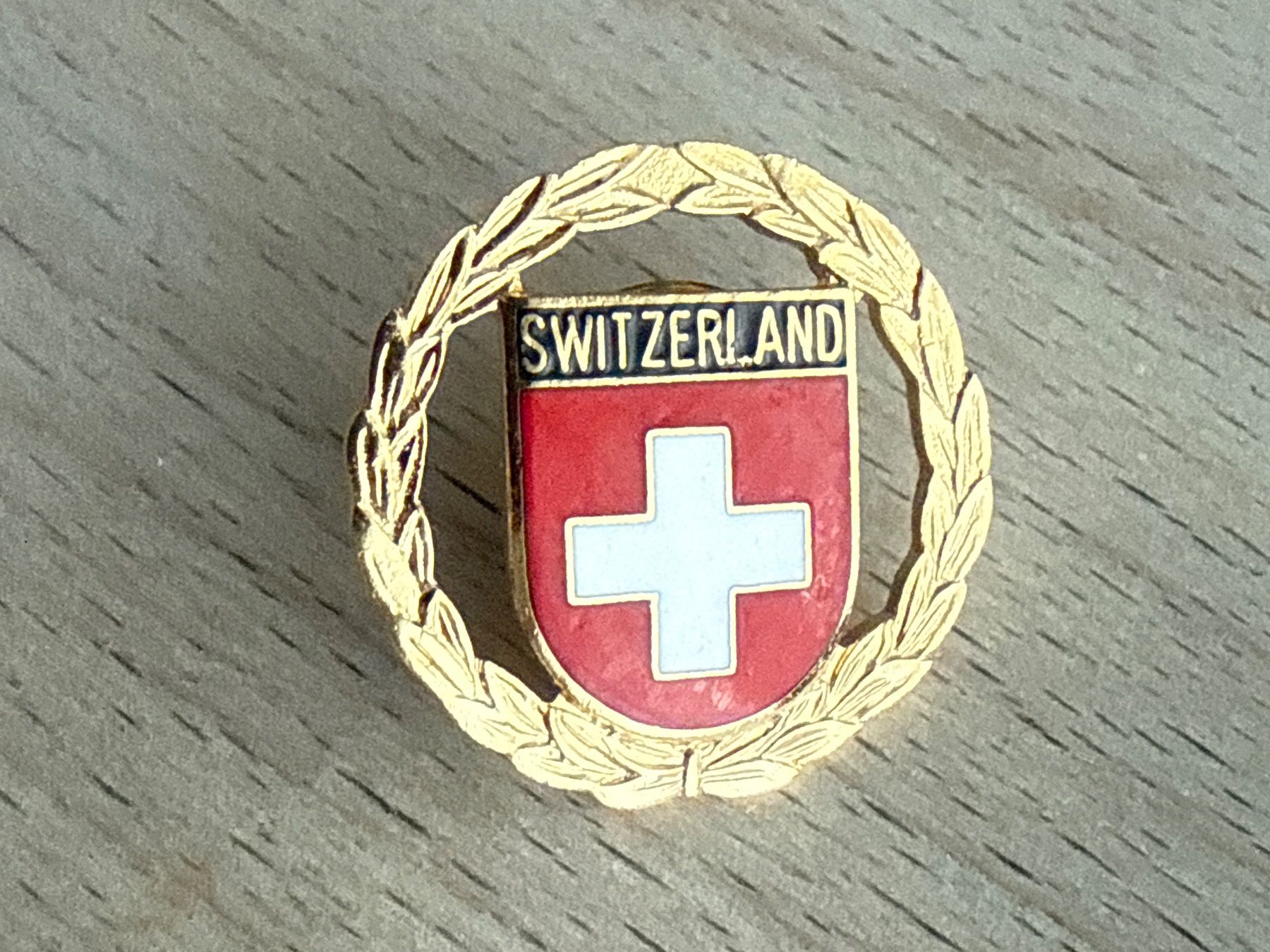 Placchette & Badge: Pin Switzerland – Usato da Glattbrugg venduto da Schweigmatt