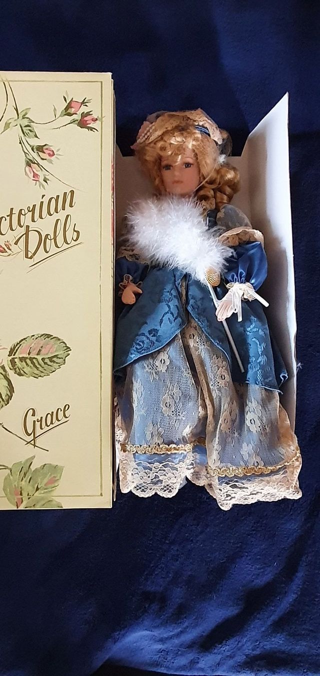 Bambole: Porzellan Puppe – Nuovo e nell'imballaggio originale da Burgdorf venduto da schlange034