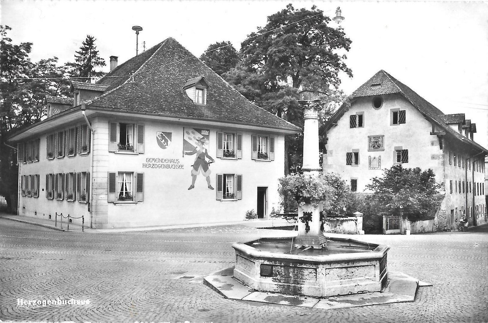 Cartoline postali: Herzogenbuchsee Dorfplatz mit Gemeindehaus – Usato da Olten venduto da clotaldi