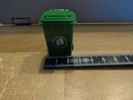 Müllcontainer Plastik 4 x 3 cm für das Puppenhaus/Laden