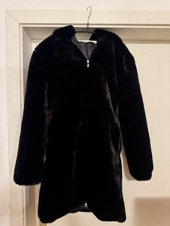 Schwarzer MNG Casual Kunstpelzmantel mit Kapuze, Gr. XS