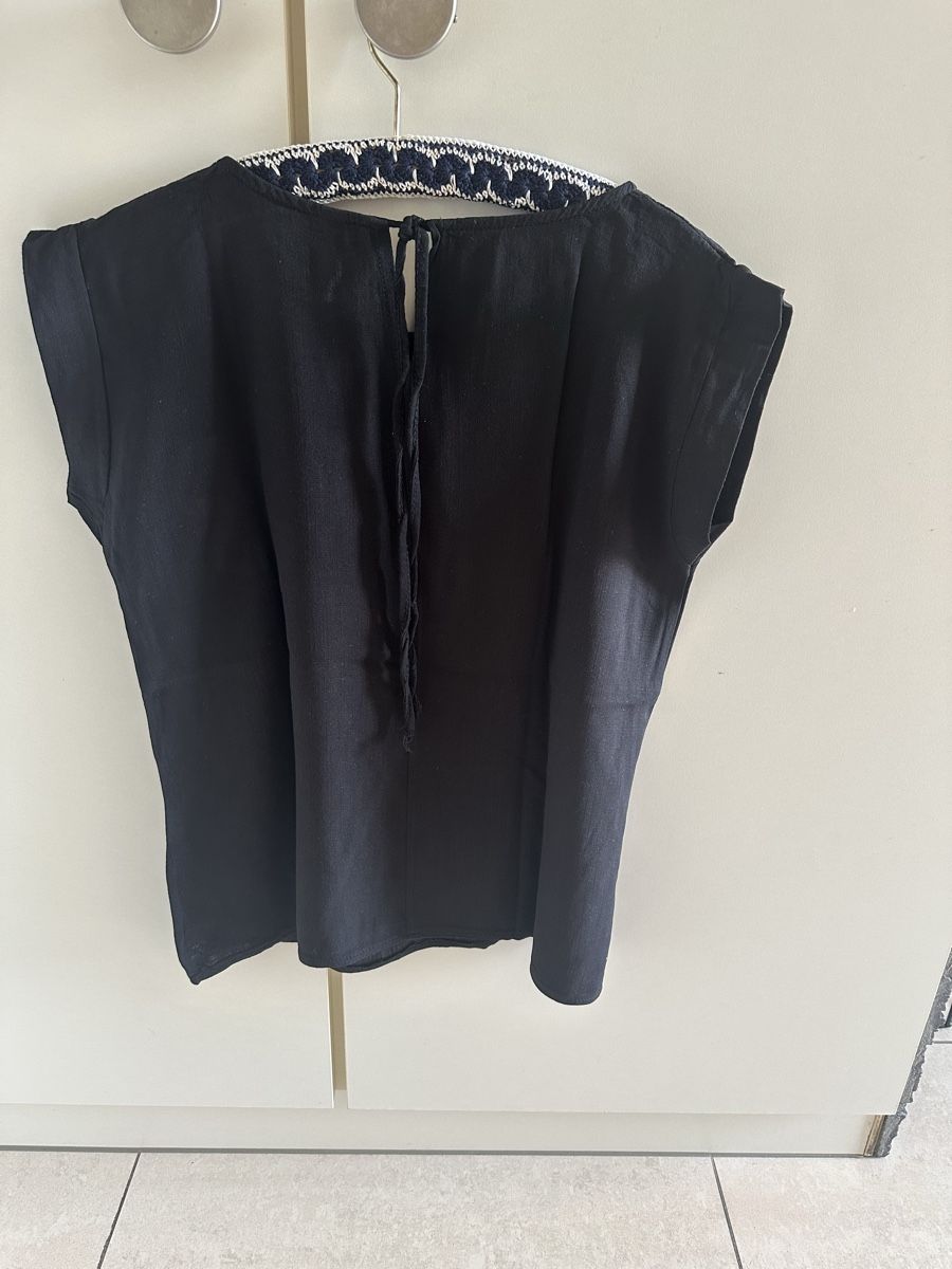 Blusen: Damen Bluse schwarz mit Blumenapplikation Grösse M – Neu (gemäss Beschreibung) aus Langnau aA von Camelia14 1