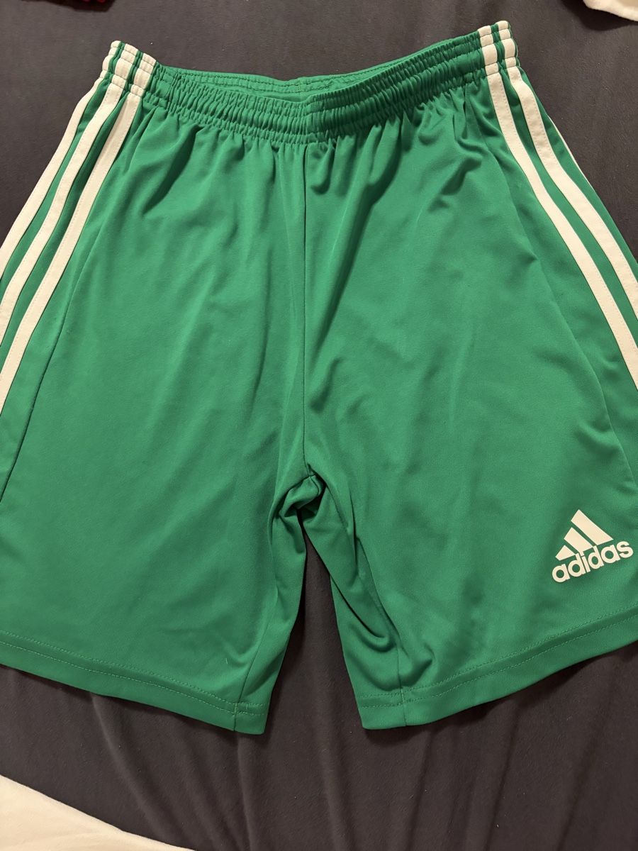 Pantalons: Adidas Hosen – D'occasion à Eggerberg par nicolas.wasmer