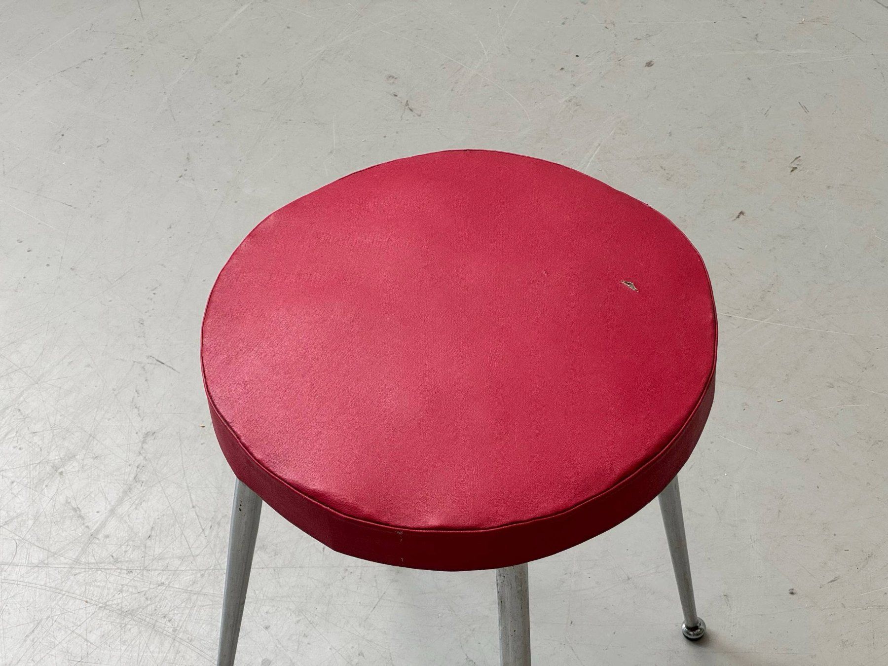Hocker: Vintage Hocker mit rotem Polster und Chromgestell, 60er – Gebraucht aus Zürich von LeMoege 4