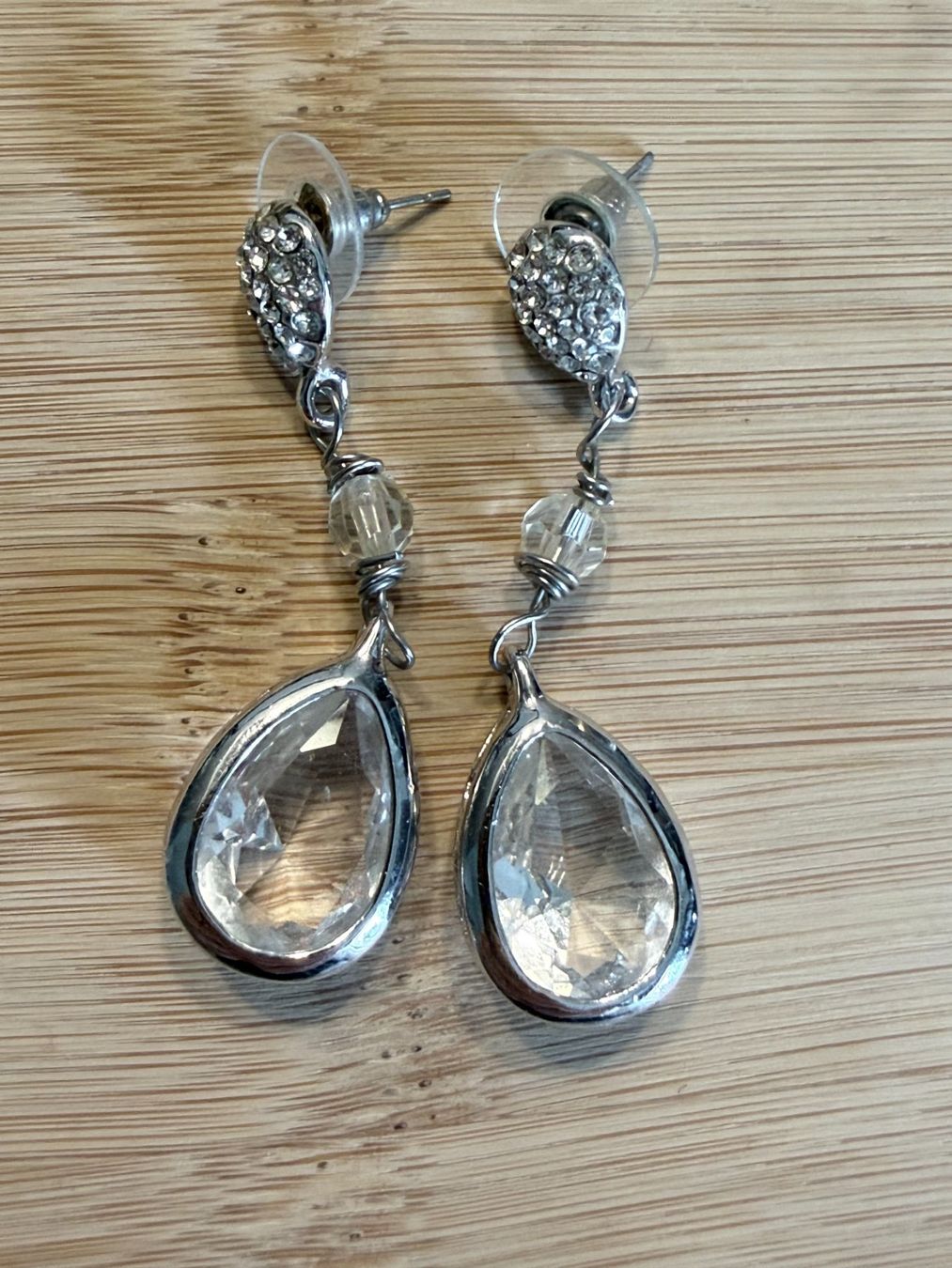 Ohrringe & -stecker: Modeschmuck - Ohrhänger silberfarben mit Klartropfen – Gebraucht aus Basel von zukk_