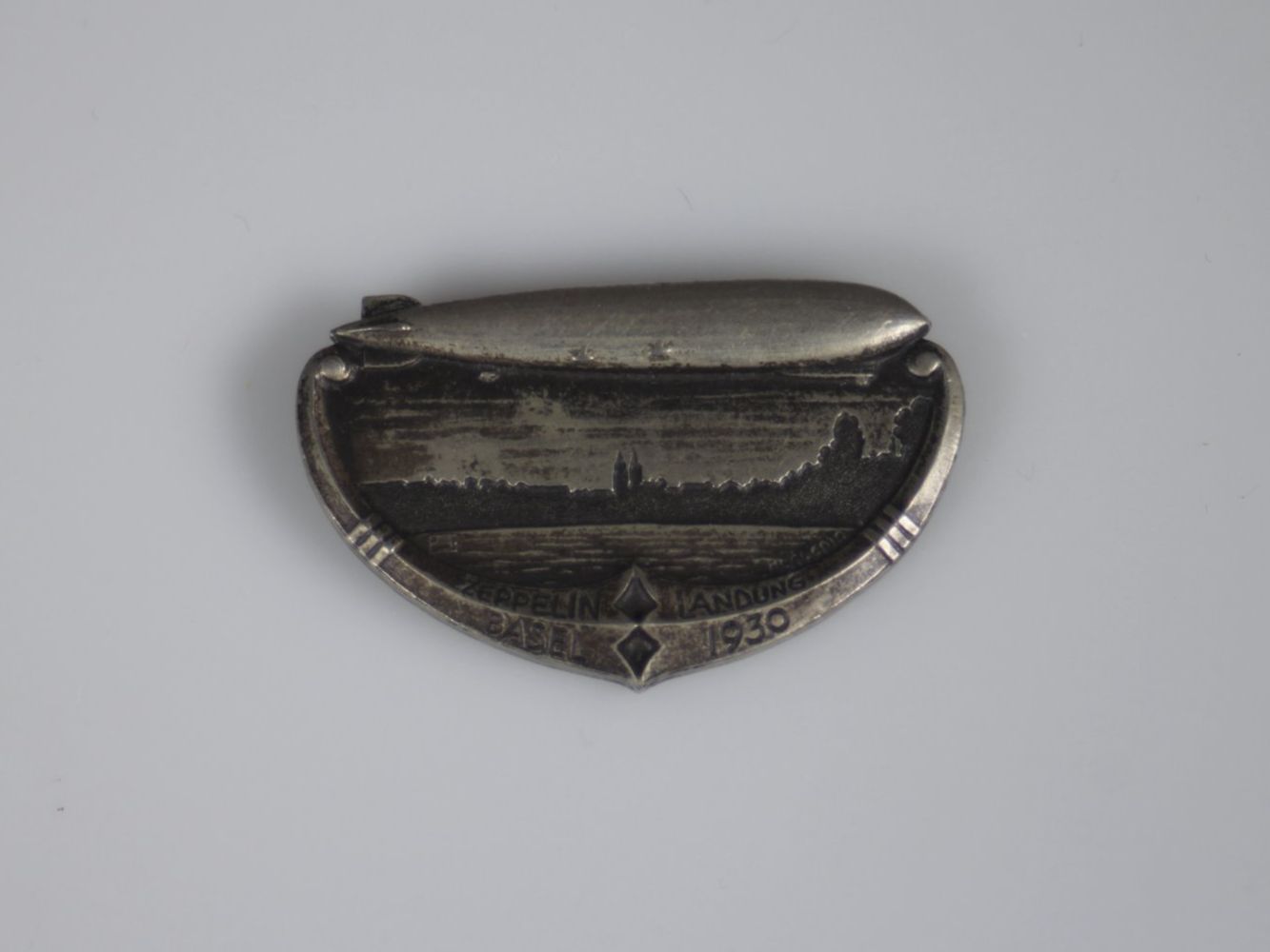 Spille & Fermagli: Zeppelin Landung Basel 1930 Brosche Schweiz – Usato da Basel venduto da IRMAundFRED