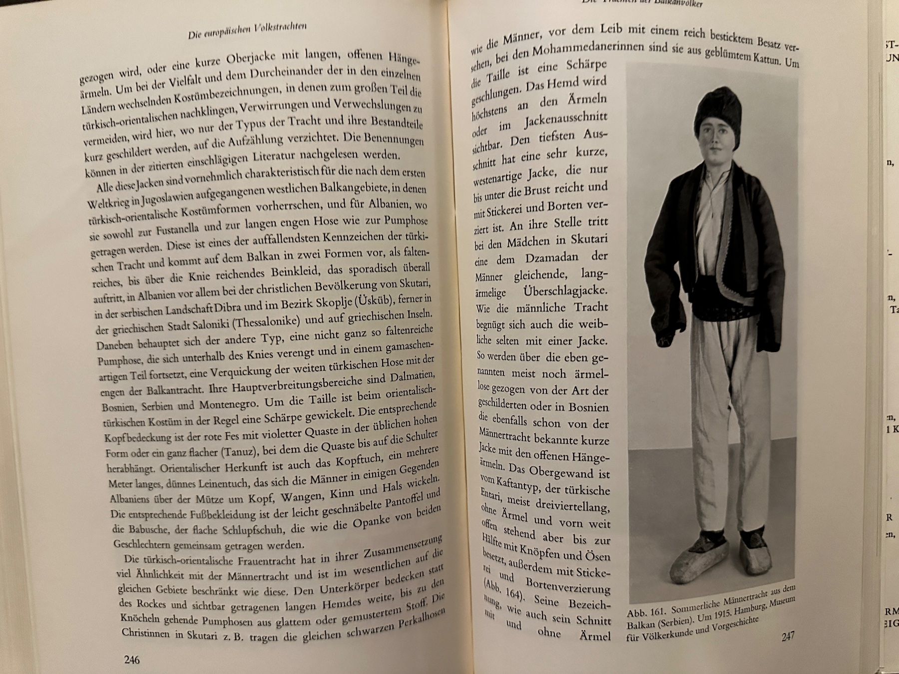 Livres: Eva Nienholdt: Kostümkunde. Ein Handbuch – D'occasion à Zürich par allp 6