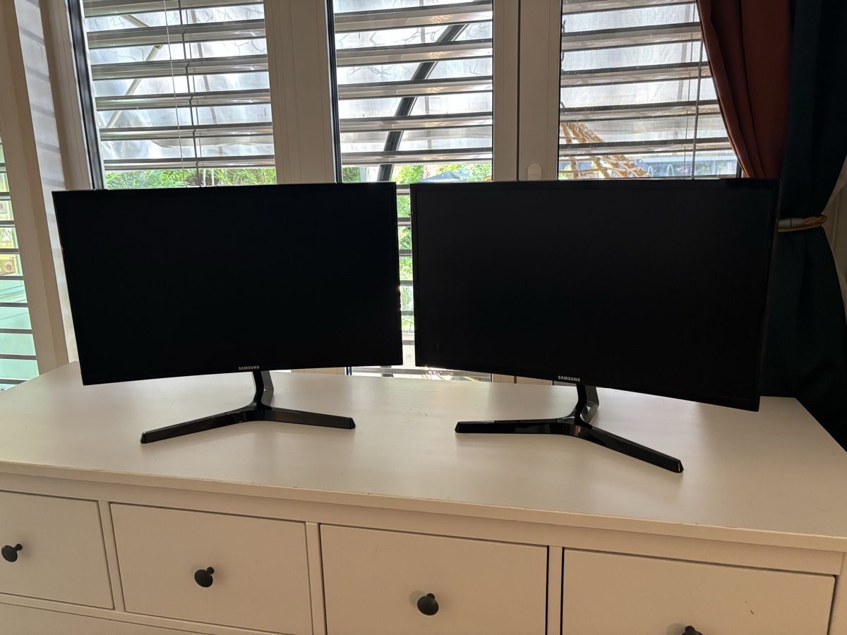 Monitor: Full HD Double screen in very good condition  – Usato da Geneve venduto da ber_h5jc