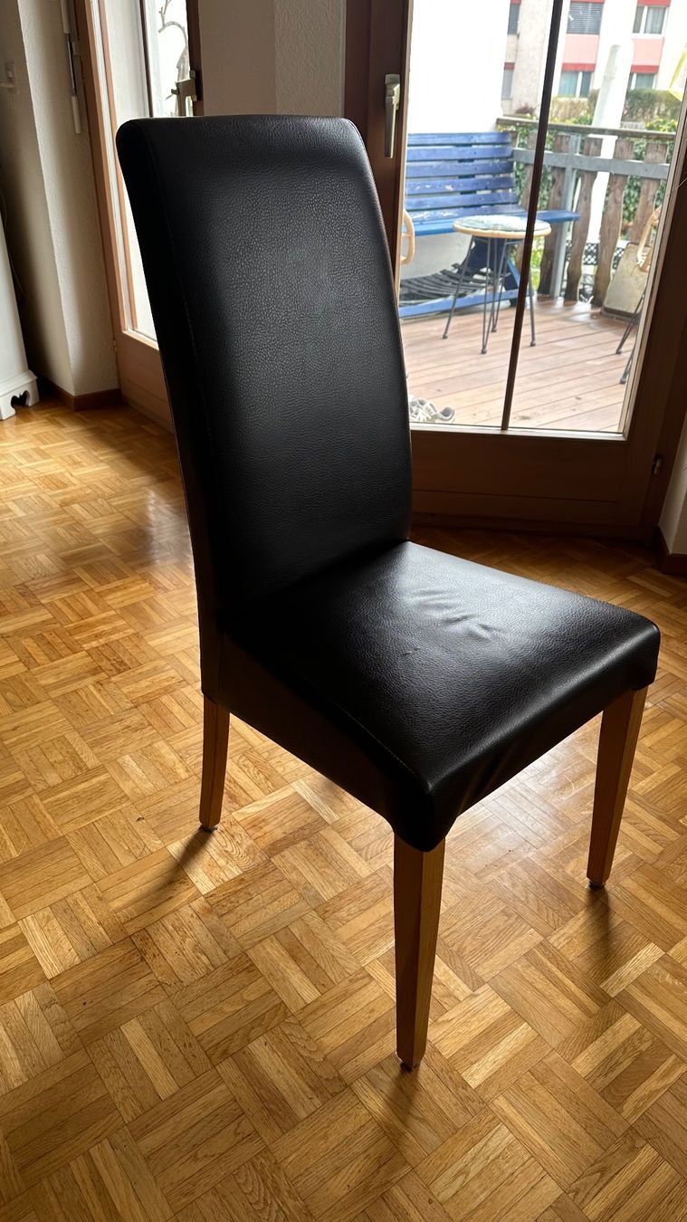 Sedie: 8 Schwarze Lederstühle – Usato da Hombrechtikon venduto da Stromerzwergli