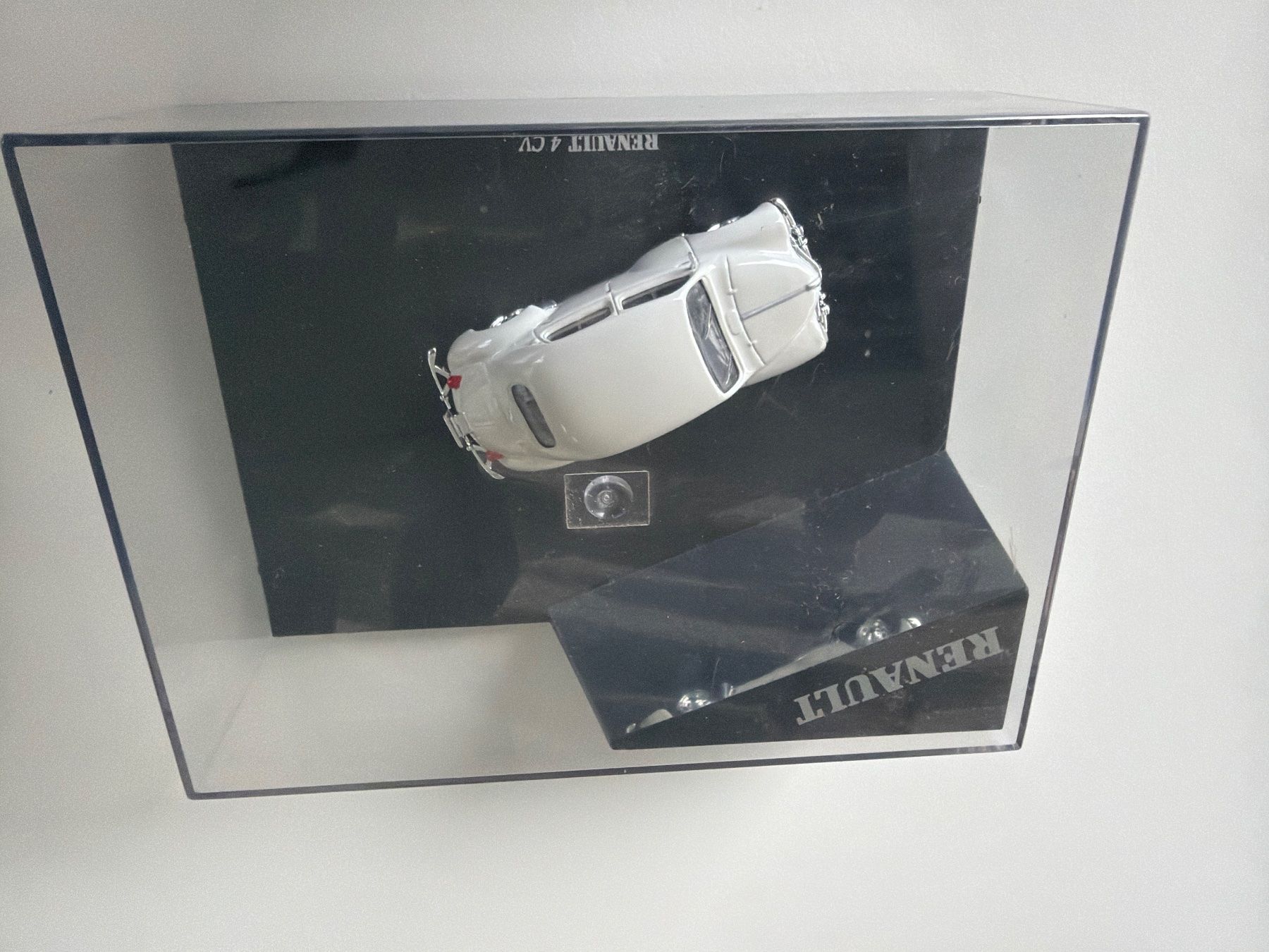 Renault Modellini d'auto: Renault 4CV Renault Heck rot oder weiss – Usato da Kräiligen venduto da tisala 5