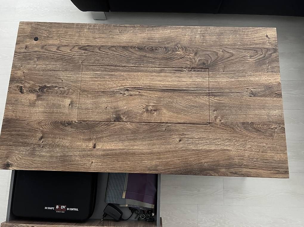 Tavoli: Couch-Wohnzimmer Tisch aus Holz – Usato da Pfungen venduto da Pumii1 2