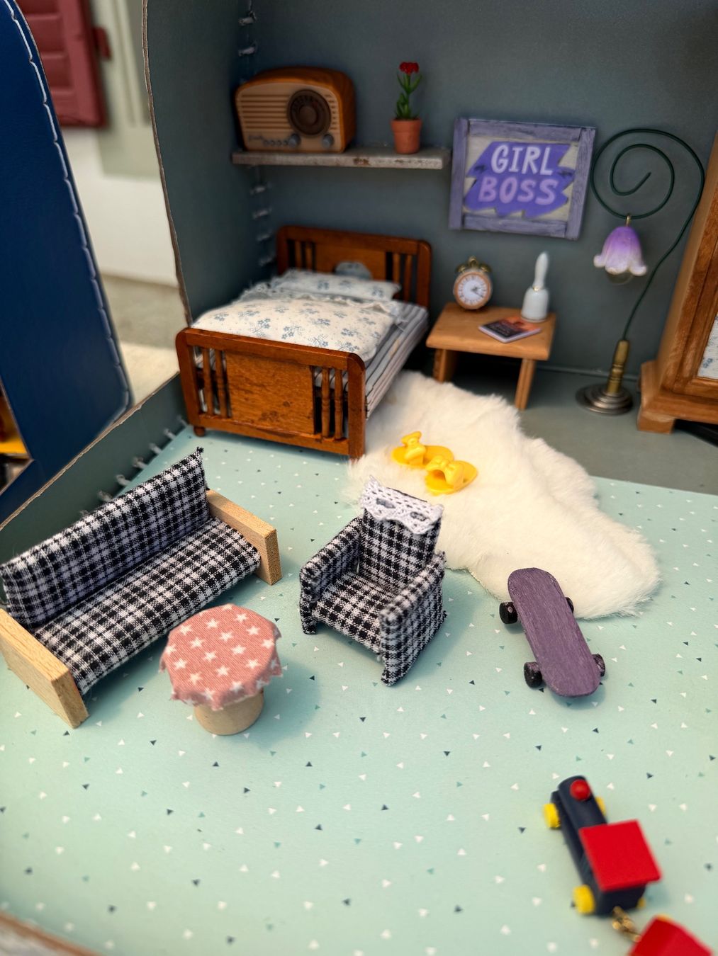 Maileg Case e mobili per bambole: Mädchenzimmer im Köfferli 1:12 – Nuovo (secondo la descrizione) da Oberentfelden venduto da Bumi_66 2