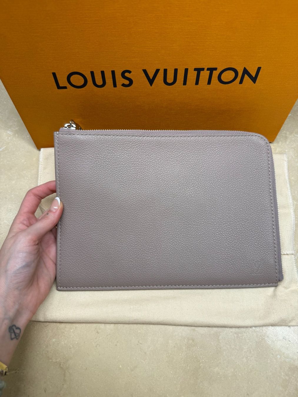 Louis Vuitton Borse da donna: Louis Vuitton Taupe Pochette Jour PM - Zip – Nuovo (secondo la descrizione) da Oberburg venduto da Cheysirius 2