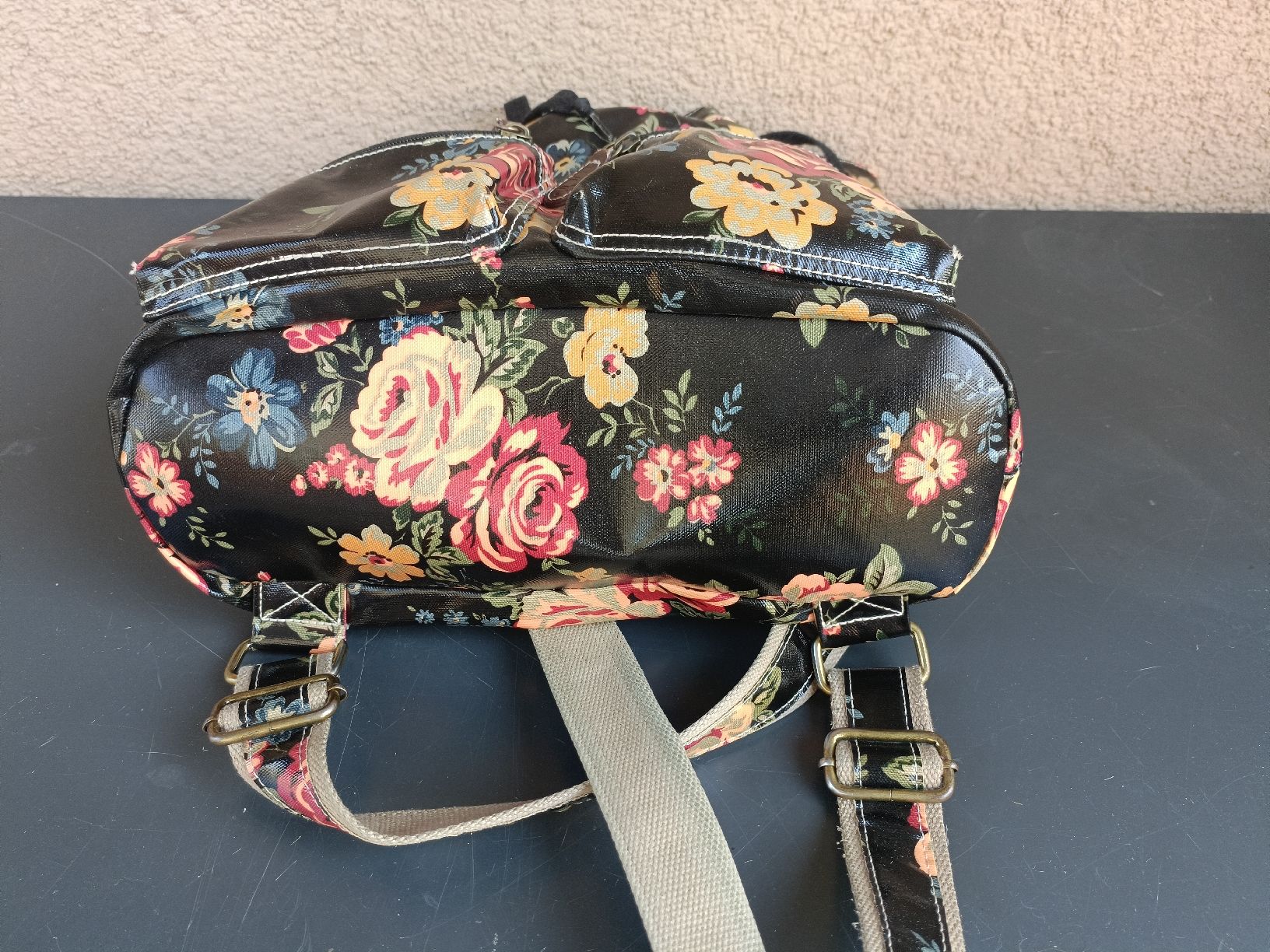 Rucksäcke: Rucksack Tulip by Candy Flowers Blumen Muster Lackoptik – Gebraucht aus Zollikofen von Prisma11 2