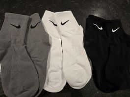 Nike Socken 3 Paar weiss grau schwarz zustand wie neu