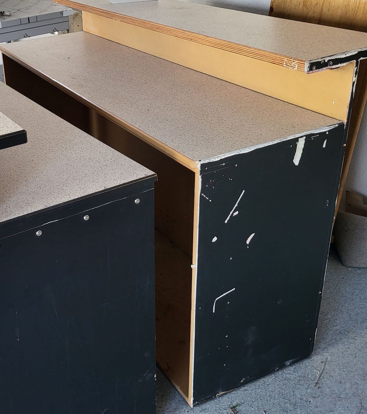 Allestimento di negozi e stand fieristici: Theke gebraucht Möbel Holz  – Usato da Kirchberg SG venduto da rx-8