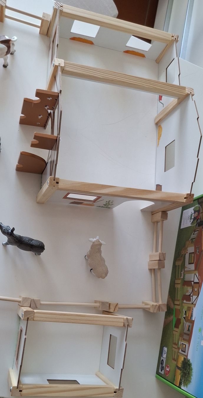 Giocattoli: Holz Bauernhof  mit Figuren – Usato da Dussnang venduto da novi02 2