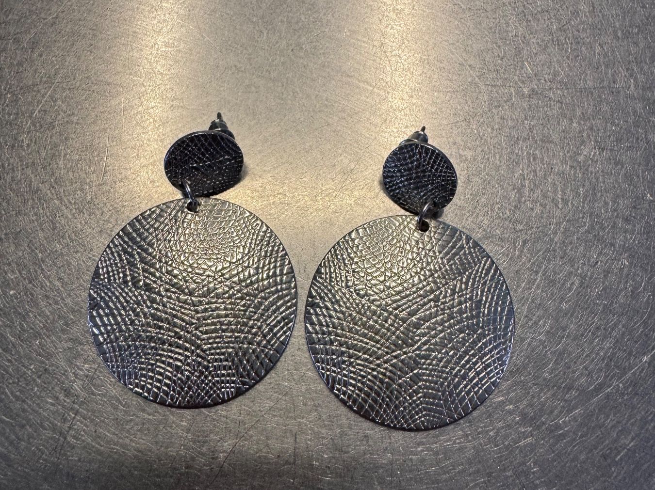 Orecchini pendenti & Orecchini a lobo: Silver Disc Drop Earrings – Textured Finish – Usato da Uitikon Waldegg venduto da gha_v6gz 1