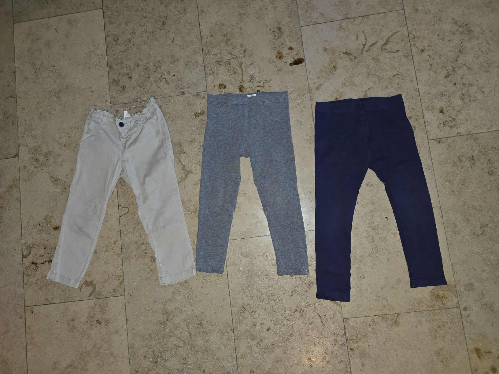 Lotti & Set di vestiti: Kinderhosen, 3er Set, Gr. 98/104 – Usato da Lommiswil venduto da PositiveVibe