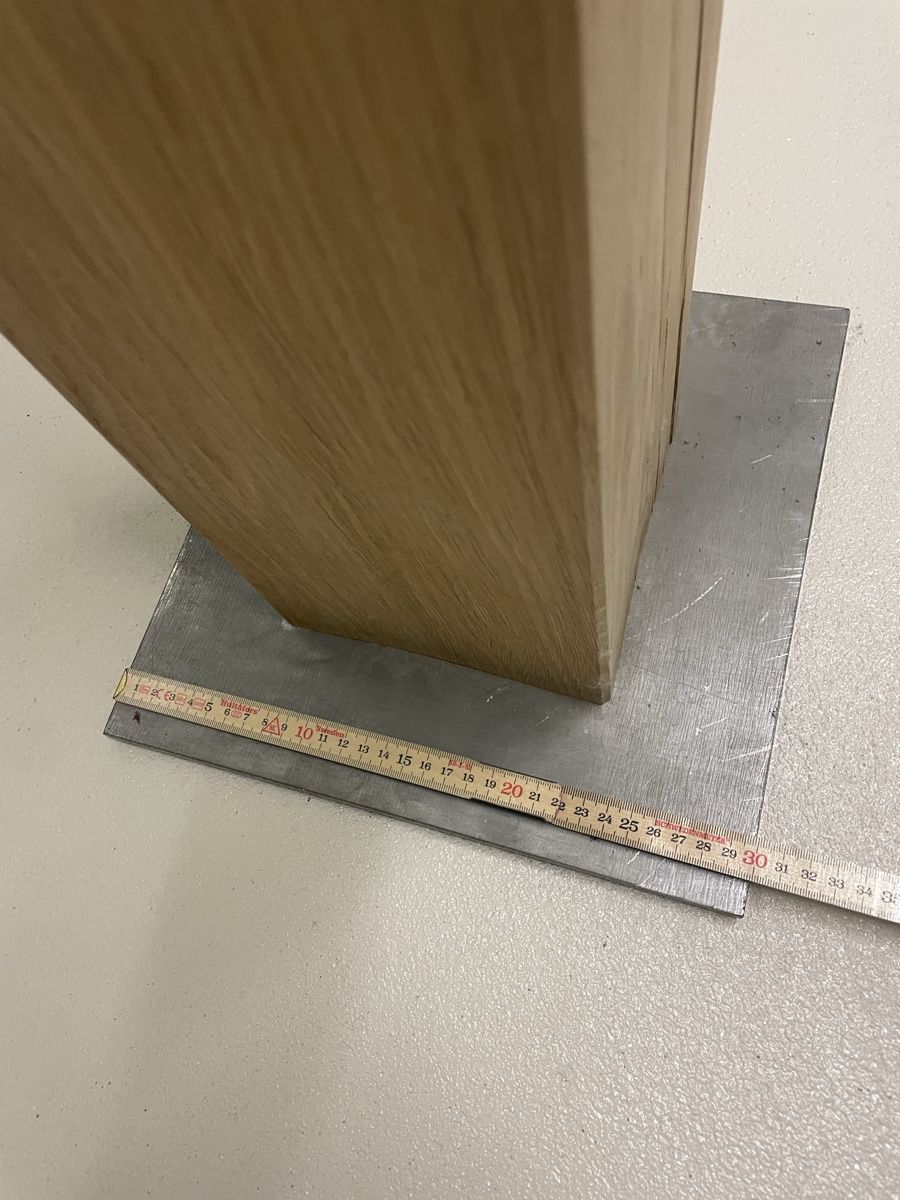 Alle Dekorationen: Holzsockel mit Stahlplatte – Gebraucht aus Malters von pascal-simon75 4