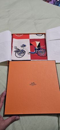foulard Hermes neuf avec boite