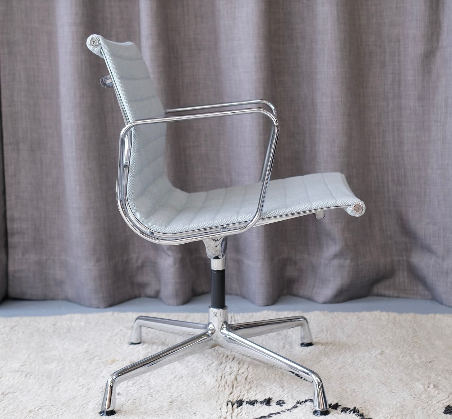 Vitra Sedie: Vitra EA 108 Aluminium chair Eames – Usato da Bern venduto da Zmodern_CON 4