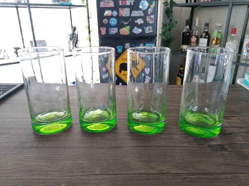 Bicchieri: 4x Trinkglas mit grünem Boden – Usato da Nänikon venduto da Manta87