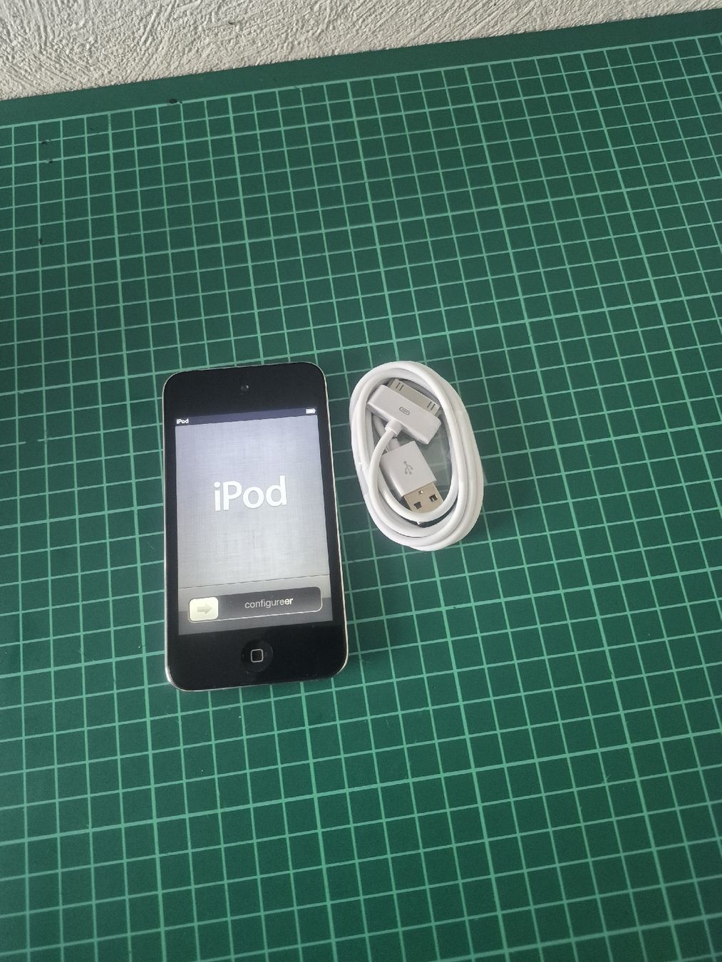 Apple Tragbarer Mediaplayer: iPod Touch 4th Gen Silver 64GB with Cable Used – Gebraucht aus Meyrin von Retro-GZ 2