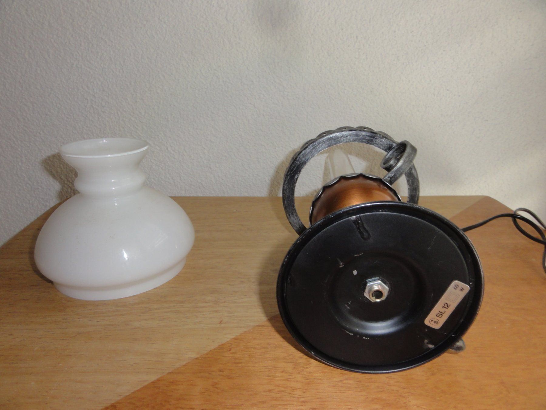 Lampen: Tischlampe mit Glas Lampenschirm – Gebraucht aus Steffisburg von Robinh.17 8