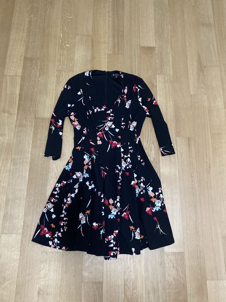 Guess Vestiti: Guess Dress black floral – Nuovo (secondo la descrizione) da Belp venduto da jan_6yvx