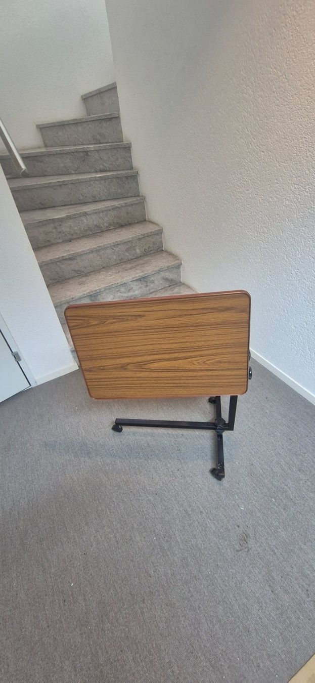 Appareils médicaux: Pflegetisch Beistelltisch Betttisch – D'occasion à Huttwil par Hpb7 1