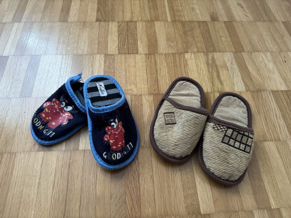 Chaussures garçon: 2 Paar Kinder Hausschuhe Gr. 27 – D'occasion à Jona par Good_luck_