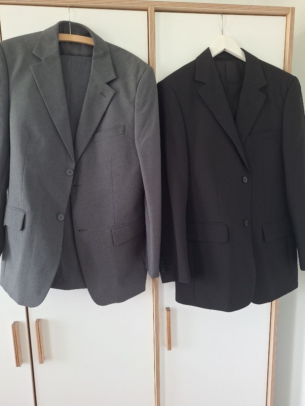 Completi: Herrenanzug Set Second Hand, Gr. 48, Grau und Schwarz – Usato da Suhr venduto da val_pqs7