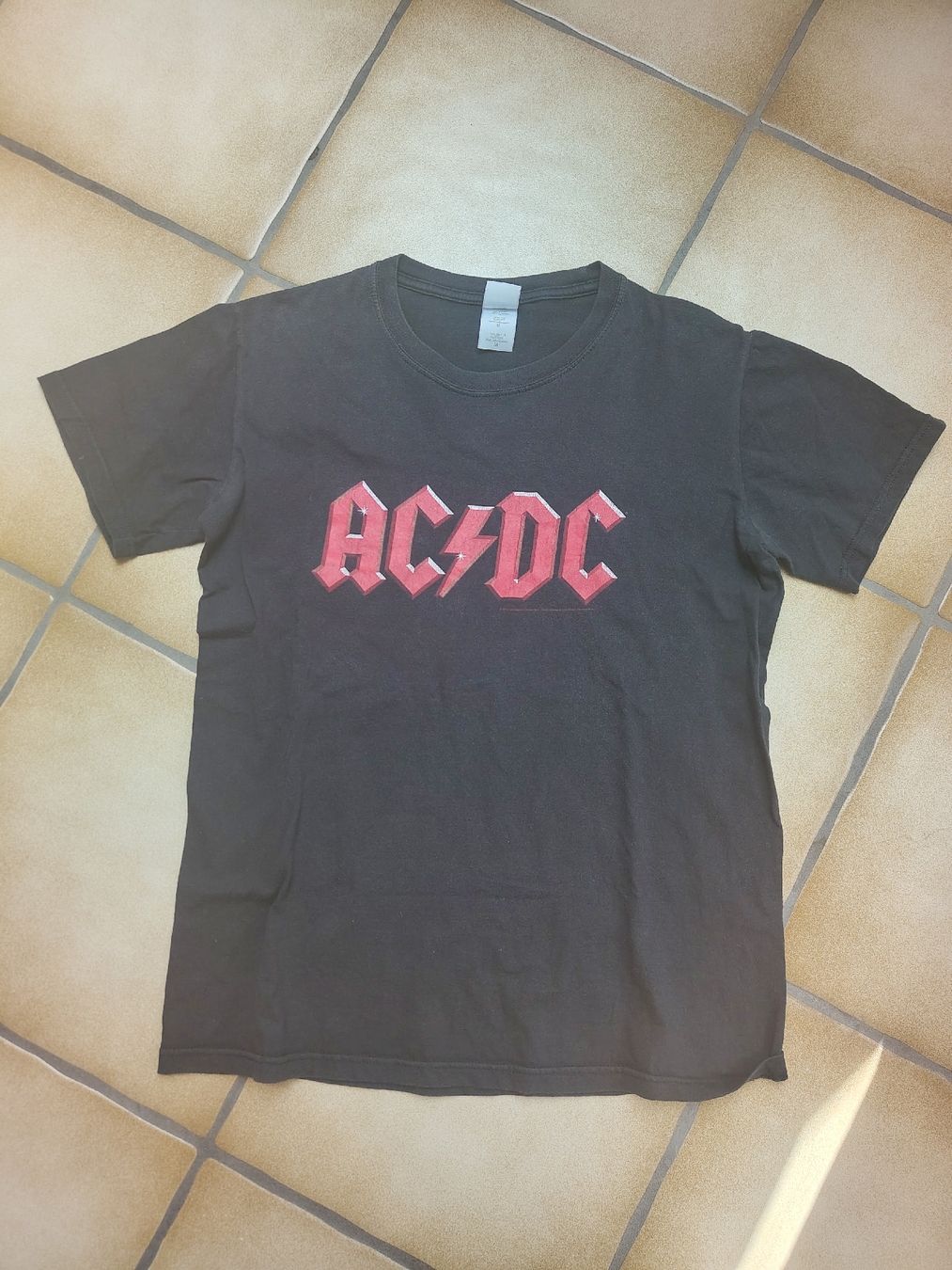 T-shirt: AC/DC T-Shirt – Usato da Winterthur venduto da LenaLena03