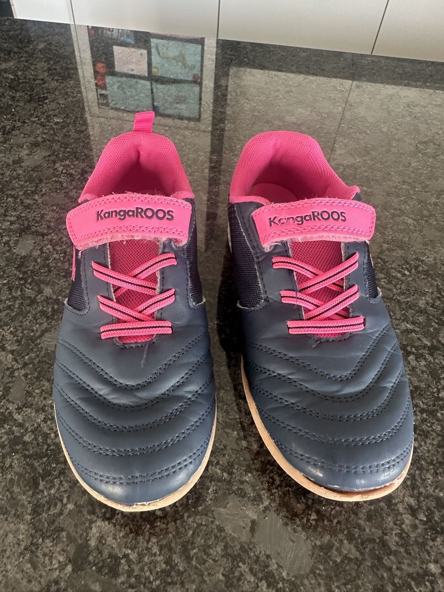 Schuhe für Mädchen: KangaROOS Hallenschuhe – Gebraucht aus Inwil von tomandjerry07 1