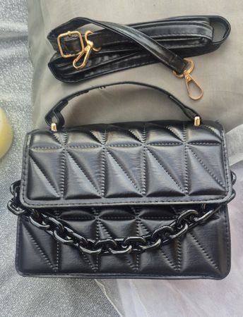 Borsa nera con tracolla e catena in ecopelle