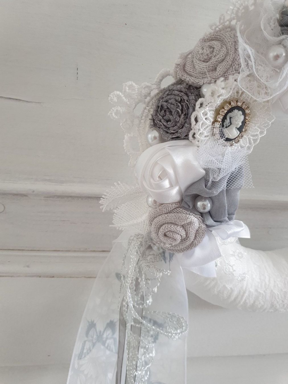 Tutte le decorazioni: Kranz Deko Shabby Chic Spitze Geschenk Muttertag Grau Weiss – Nuovo e nell'imballaggio originale da Gossau ZH venduto da Goes05 6