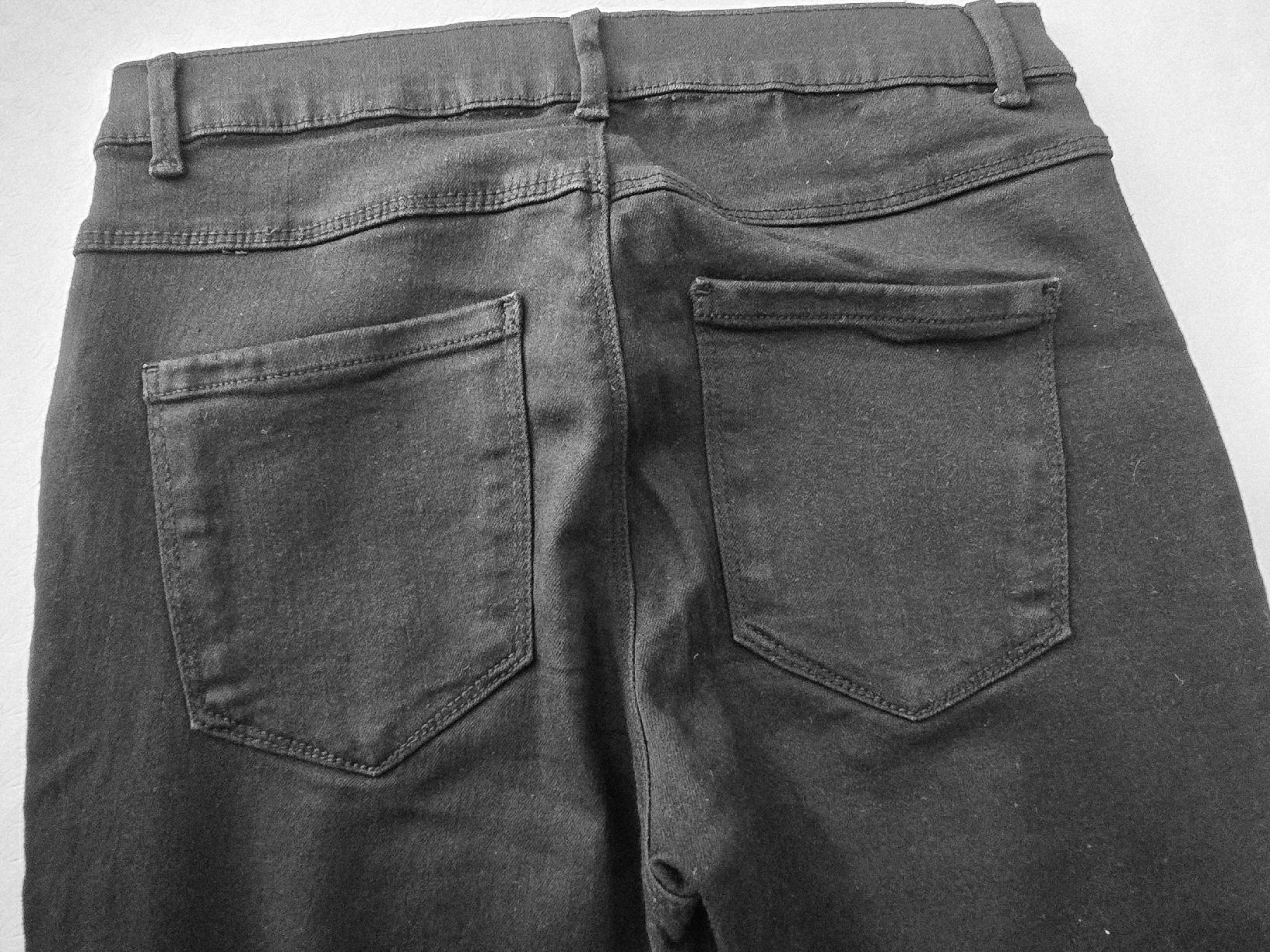 Only Pantaloni: Caprihosen von Only Grösse M schwarz Jeansoptik elastisch – Usato da Lenzburg venduto da Lavendercupcake 4