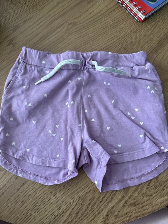 Pantaloni: Lilane Shorts mit Herzli-Muster, Grösse 104 Top Zustand – Nuovo (secondo la descrizione) da Urtenen-Schönbühl venduto da m19_2fdb