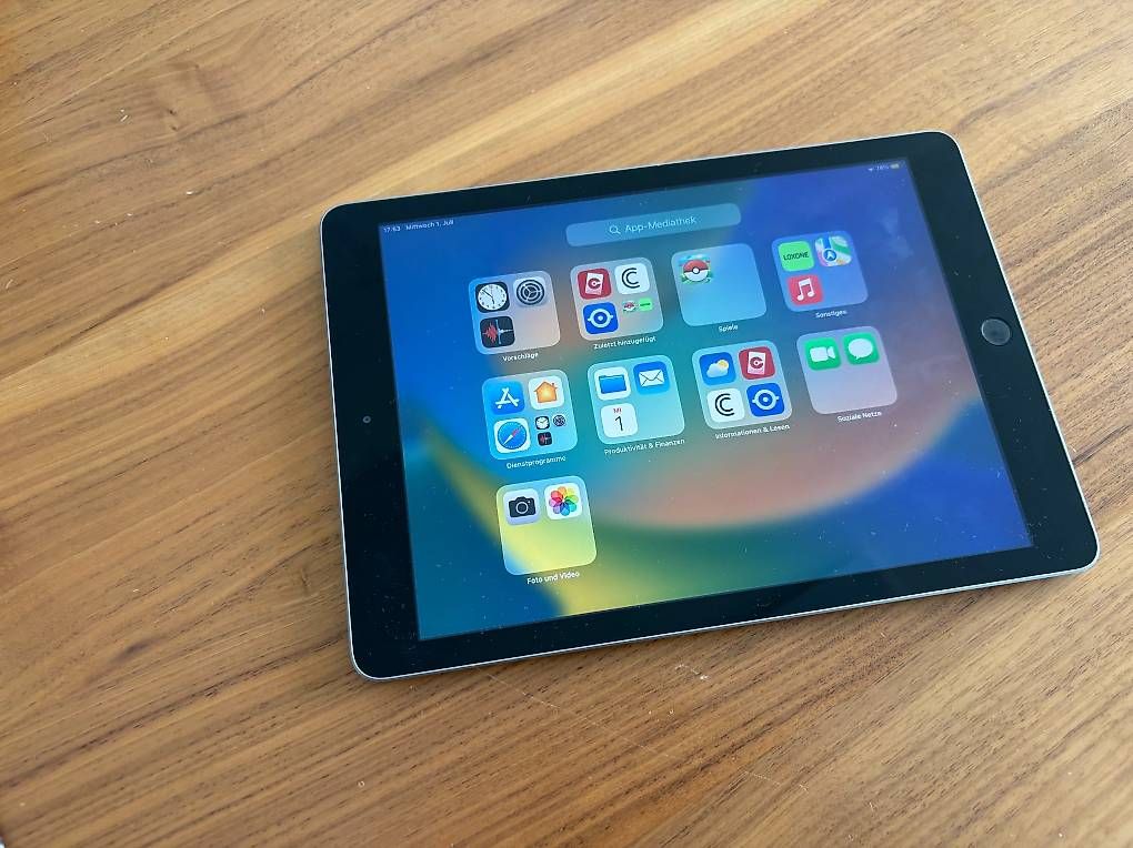 Apple Tablet PC: Apple iPad 5. Generation 32 GB Wi-Fi Space Grau – Usato da Winterthur venduto da i-like-tutti 2